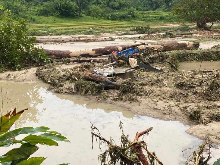 Lũ quét tràn xuống bản làng trong đêm
- Ảnh 3.