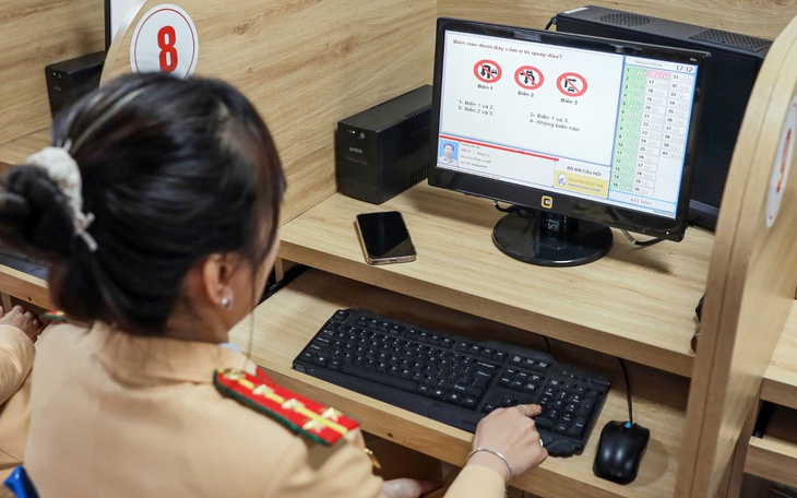 "Bật mí" loạt câu hỏi điểm liệt trong bộ đề sát hạch cấp GPLX mới