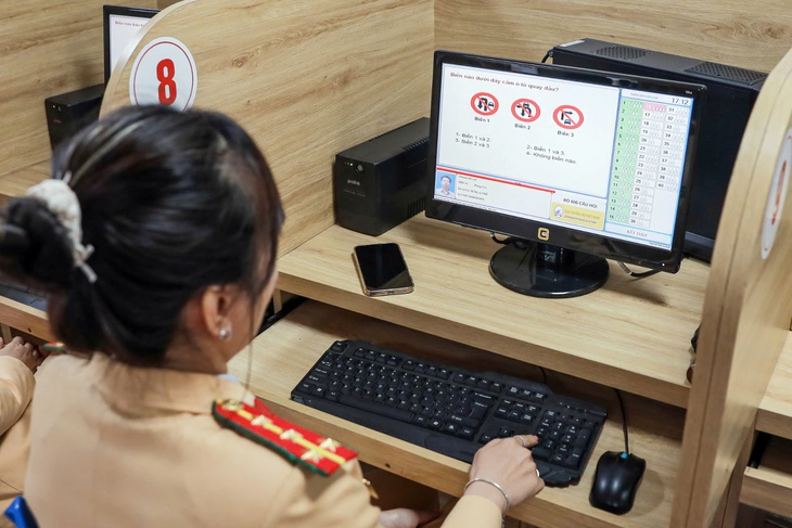 'Bật mí' loạt câu hỏi điểm liệt trong bộ đề sát hạch cấp GPLX mới- Ảnh 2.