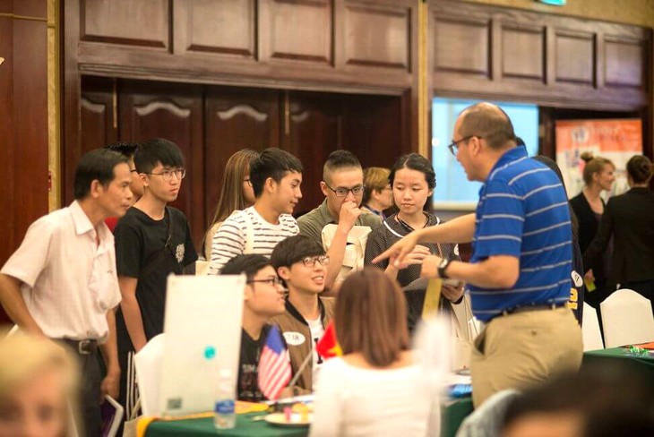 Mỹ tạm dừng phỏng vấn visa du học, học sinh và phụ huynh cần làm gì?- Ảnh 1.