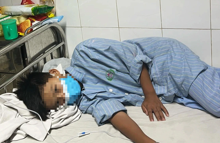 Người đàn ông đánh cậu bé hàng xóm chảy máu vì mâu thuẫn của con nhỏ- Ảnh 2.