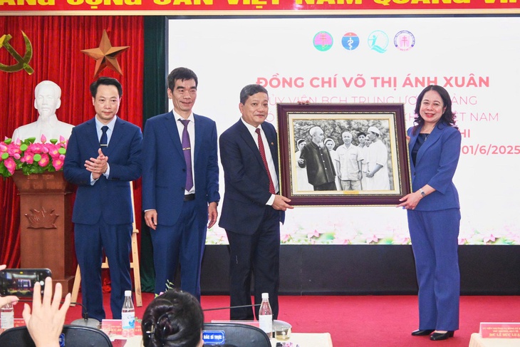 Phó Chủ tịch nước: Chăm sóc sức khỏe trẻ em chính là chuẩn bị cho tương lai tươi đẹp của đất nước- Ảnh 6.