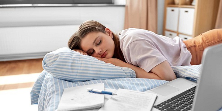 4 thay đổi thói quen ăn uống giúp sĩ tử ngủ ngon- Ảnh 2.