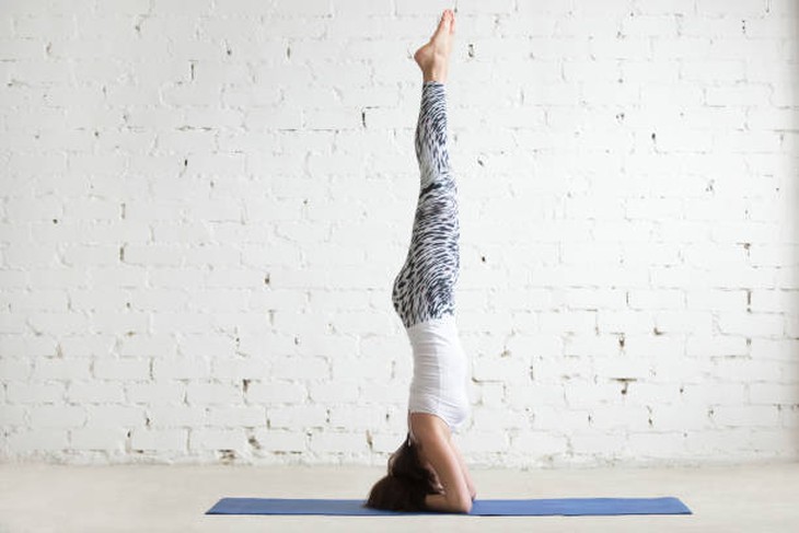 Có nên thực hiện các tư thế đảo ngược trong yoga khi 'đèn đỏ' không?- Ảnh 3.