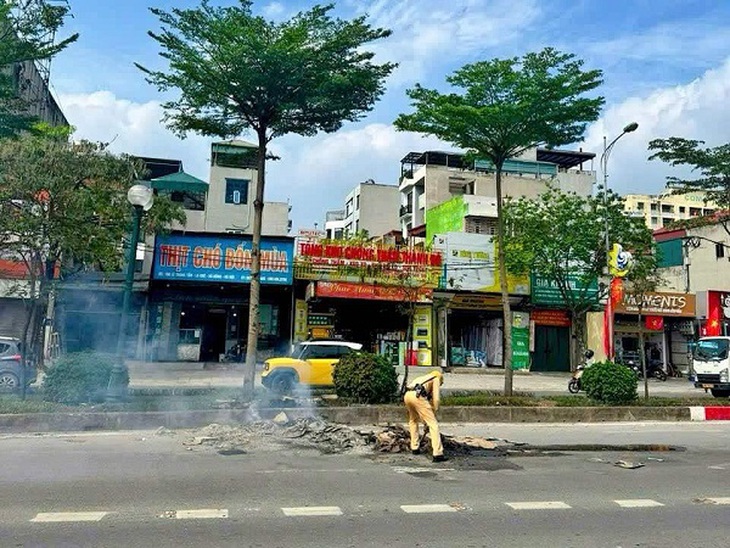 CSGT dọn dẹp đống phế liệu cháy âm ỉ giữa đường- Ảnh 2.