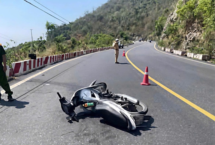 Nam thanh niên tử vong vì đâm vào lan can bên đường- Ảnh 1. Nam thanh niên tử vong vì đâm vào lan can bên đường- Ảnh 1.