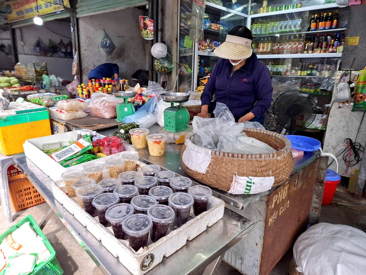 Tết Đoan Ngọ: Vải thiều đắt khách, rượu nếp lên ngôi, bánh tro không đủ bán- Ảnh 1.