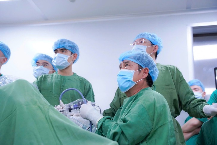 Bệnh viện Đa khoa TP Vinh làm chủ kỹ thuật HoLEP điều trị phì đại tuyến tiền liệt- Ảnh 4. Bệnh viện Đa khoa TP Vinh làm chủ kỹ thuật HoLEP điều trị phì đại tuyến tiền liệt- Ảnh 4.