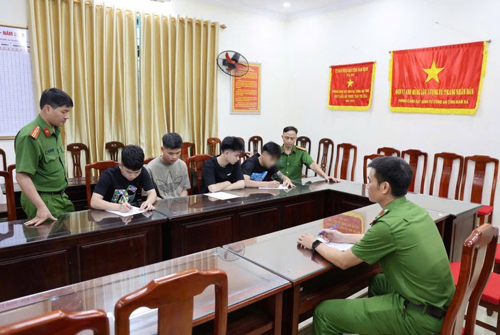 Tạm giữ 3 thanh niên phóng xe, ném gạch rồi quay TikTok khoe 'chiến tích'- Ảnh 2. Tạm giữ 3 thanh niên phóng xe, ném gạch rồi quay TikTok khoe 'chiến tích'- Ảnh 2.