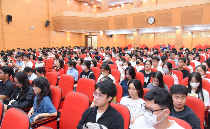 Điểm mới tuyển sinh Y Dược 2025: Cơ hội cho thí sinh C00, D01, A01- Ảnh 1.