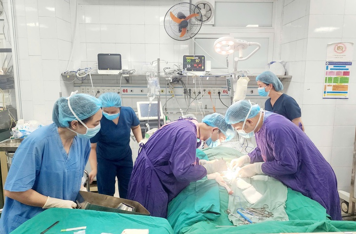 Xuyên đêm giành giật sự sống cho bệnh nhân ngừng tuần hoàn hơn 1 tiếng- Ảnh 1.