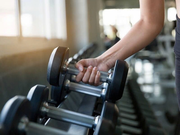 Vì sao phụ nữ sau tuổi 30 nên bắt đầu tập tạ nhẹ?- Ảnh 3.