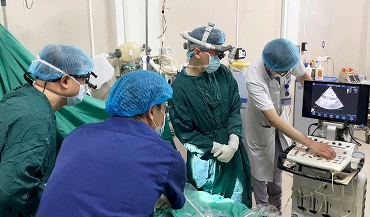 Bác sĩ vượt 100km trong đêm cứu bé gái 11 tuổi bị viêm cơ tim tối cấp nhờ ECMO lưu động- Ảnh 1. Bác sĩ vượt 100km trong đêm cứu bé gái 11 tuổi bị viêm cơ tim tối cấp nhờ ECMO lưu động- Ảnh 1.