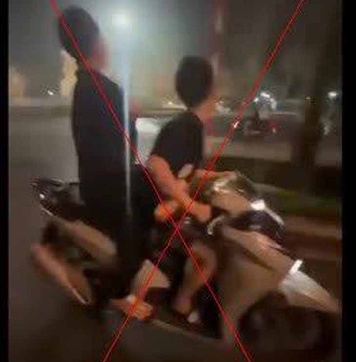 Tạm giữ 3 thanh niên phóng xe, ném gạch rồi quay TikTok khoe 'chiến tích'- Ảnh 1. Tạm giữ 3 thanh niên phóng xe, ném gạch rồi quay TikTok khoe 'chiến tích'- Ảnh 1.
