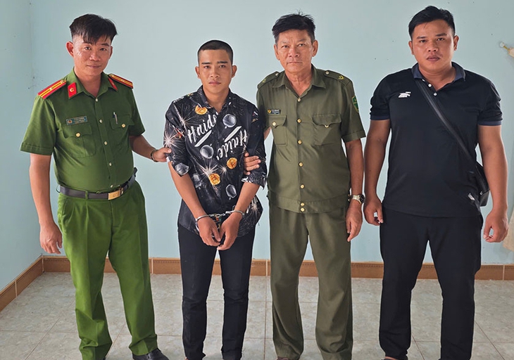 Người dân hỗ trợ công an tóm gọn gã đàn ông trộm xe máy- Ảnh 1.