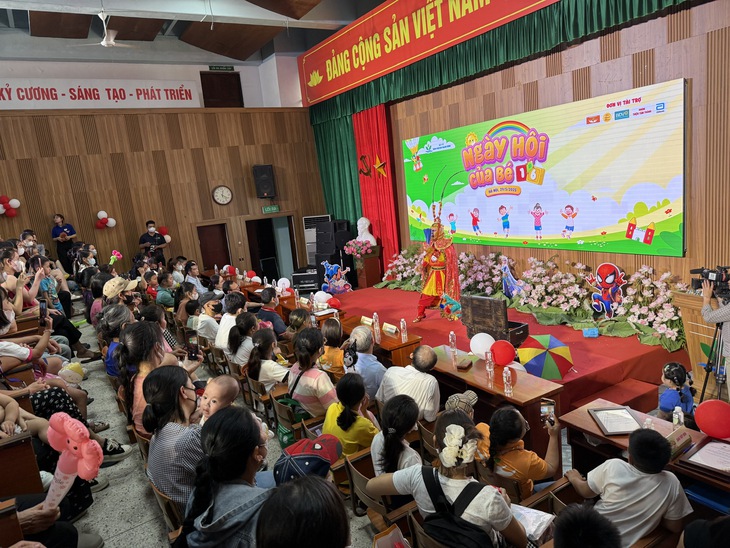 Những cô bé, cậu bé quên cơn đau, hào hứng xem ảo thuật, ca nhạc trong Tết thiếu nhi sớm- Ảnh 1. Những cô bé, cậu bé quên cơn đau, hào hứng xem ảo thuật, ca nhạc trong Tết thiếu nhi sớm- Ảnh 1.