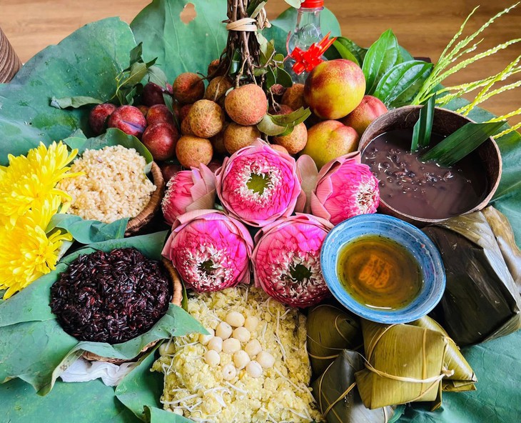 Mâm cúng giá hơn trăm nghìn đồng thành mặt hàng 'hot' trong dịp Tết Đoan Ngọ- Ảnh 1.