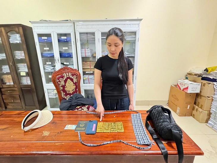 Người phụ nữ giấu 4 kg vàng quanh bụng khi qua cửa khẩu- Ảnh 1. Người phụ nữ giấu 4 kg vàng quanh bụng khi qua cửa khẩu- Ảnh 1.