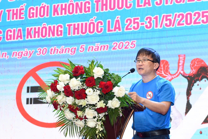 DSCKII Ngô Trí Diễm - Phó Giám đốc Bệnh viện Ung Bướu Nghệ An đại diện cho cán bộ ngành Y tế Nghệ An phát biểu hưởng ứng ngày Thế giới không thuốc lá và tuần lễ Quốc gia không khói thuốc 25-31/5.