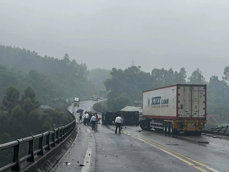 Cao tốc Nội Bài - Lào Cai: Xe đầu kéo lơ lửng trên thành cầu- Ảnh 2.