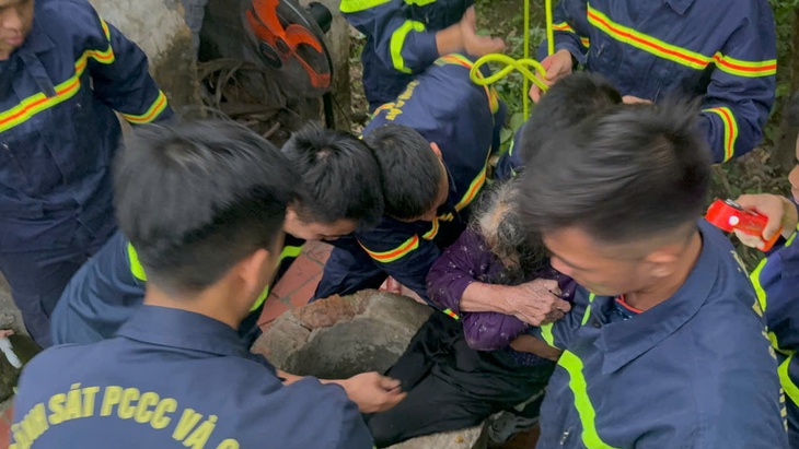 Bàng hoàng cụ bà 'lọt thỏm' dưới đáy giếng - Ảnh 2.