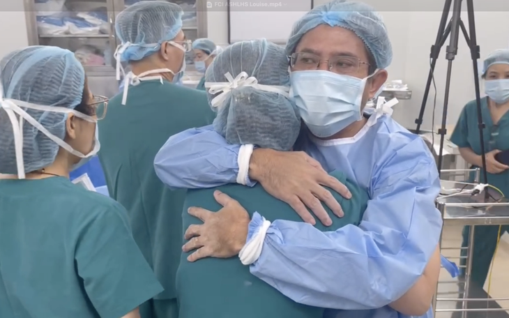 Bác sĩ và gia đình sản phụ Singapore ôm nhau bật khóc sau ca can thiệp tim bào thai thành công