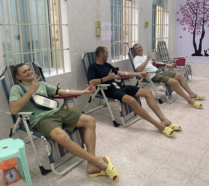 Nhiều người Nga hiến máu tình nguyện ở Khánh Hòa- Ảnh 1.