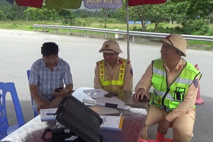 Xử nghiêm tài xế xe khách lấn làn trên cao tốc- Ảnh 1.