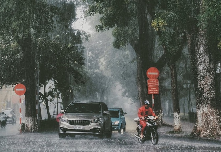 Chiều nay Hà Nội mưa dông kèm lốc sét, gió mạnh- Ảnh 2.