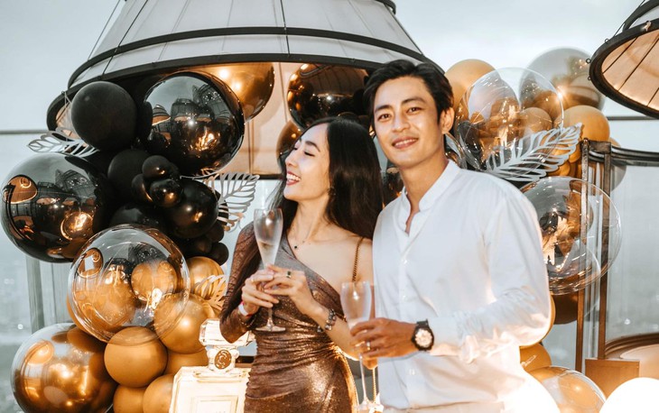 Hôn nhân kín tiếng bên vợ ngoài ngành của 'chàng thám tử Kiên' phim Victor Vũ- Ảnh 4. Hôn nhân kín tiếng bên vợ ngoài ngành của 'chàng thám tử Kiên' phim Victor Vũ- Ảnh 4.