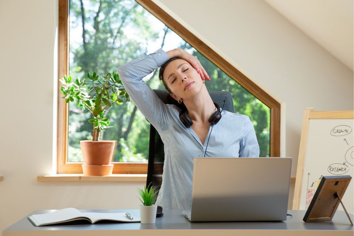 Cách tập thể dục trong giờ nghỉ trưa nơi công sở- Ảnh 1.