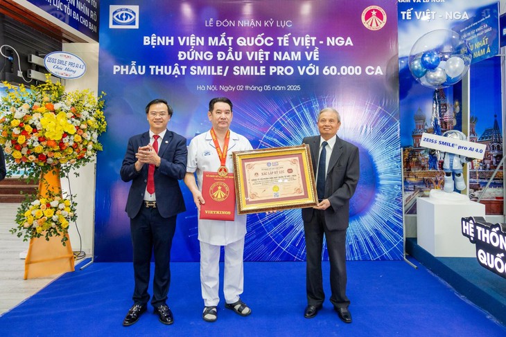 Bệnh viện Mắt quốc tế Việt - Nga xác lập kỷ lục Việt Nam với 60.000 ca phẫu thuật Smile và Smile Pro nhiều nhất tại Việt Nam- Ảnh 3.
