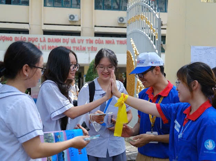 'Tiếp sức mùa thi' giúp thí sinh thi cử nhẹ nhàng, bớt áp lực- Ảnh 1.
