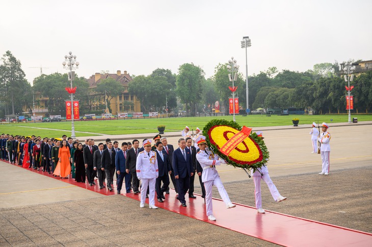 Lãnh đạo Đảng, Nhà nước, ĐBQH vào Lăng viếng Chủ tịch Hồ Chí Minh trước giờ khai mạc Kỳ họp thứ 9- Ảnh 1. Lãnh đạo Đảng, Nhà nước, ĐBQH vào Lăng viếng Chủ tịch Hồ Chí Minh trước giờ khai mạc Kỳ họp thứ 9- Ảnh 1.