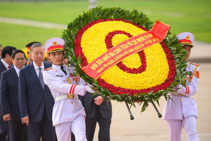 Lãnh đạo Đảng, Nhà nước, ĐBQH vào Lăng viếng Chủ tịch Hồ Chí Minh trước giờ khai mạc Kỳ họp thứ 9- Ảnh 2. Lãnh đạo Đảng, Nhà nước, ĐBQH vào Lăng viếng Chủ tịch Hồ Chí Minh trước giờ khai mạc Kỳ họp thứ 9- Ảnh 2.