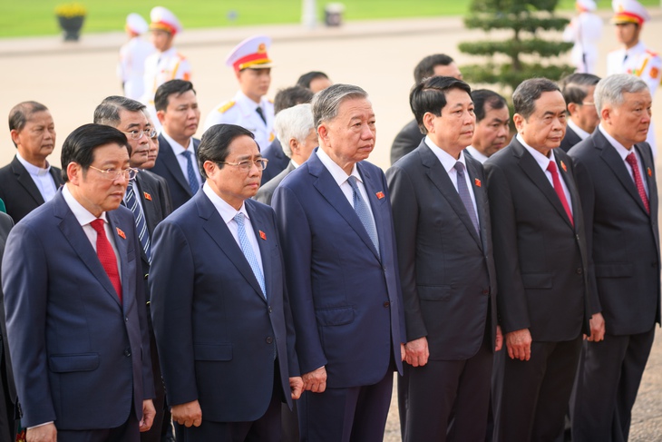 Lãnh đạo Đảng, Nhà nước, ĐBQH vào Lăng viếng Chủ tịch Hồ Chí Minh trước giờ khai mạc Kỳ họp thứ 9- Ảnh 3. Lãnh đạo Đảng, Nhà nước, ĐBQH vào Lăng viếng Chủ tịch Hồ Chí Minh trước giờ khai mạc Kỳ họp thứ 9- Ảnh 3.