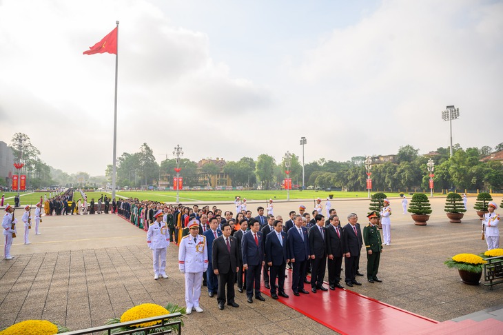 Lãnh đạo Đảng, Nhà nước, ĐBQH vào Lăng viếng Chủ tịch Hồ Chí Minh trước giờ khai mạc Kỳ họp thứ 9- Ảnh 4. Lãnh đạo Đảng, Nhà nước, ĐBQH vào Lăng viếng Chủ tịch Hồ Chí Minh trước giờ khai mạc Kỳ họp thứ 9- Ảnh 4.