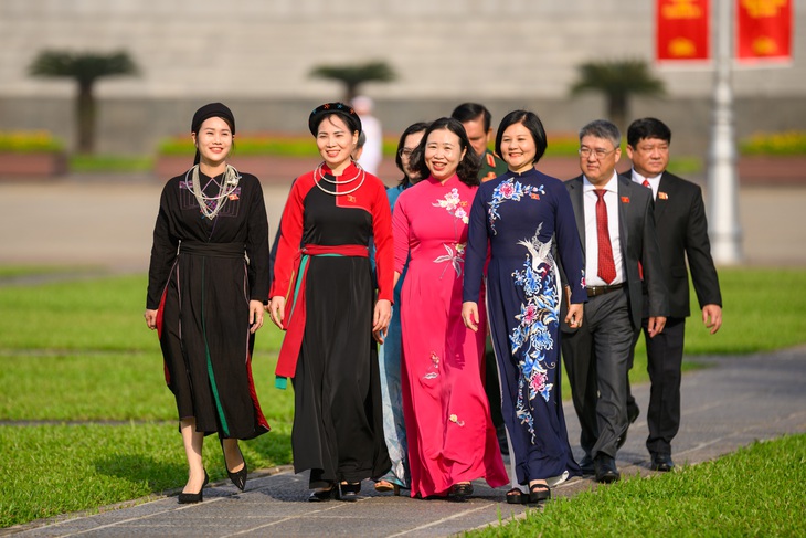 Lãnh đạo Đảng, Nhà nước, ĐBQH vào Lăng viếng Chủ tịch Hồ Chí Minh trước giờ khai mạc Kỳ họp thứ 9- Ảnh 5. Lãnh đạo Đảng, Nhà nước, ĐBQH vào Lăng viếng Chủ tịch Hồ Chí Minh trước giờ khai mạc Kỳ họp thứ 9- Ảnh 5.