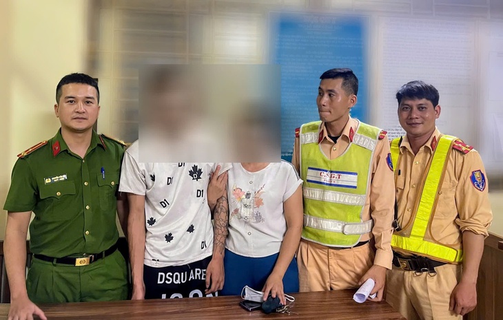 CSGT Hải Phòng kịp thời ngăn cản một thanh niên có ý định nhảy cầu tự tử- Ảnh 1. Hải Phòng: CSGT kịp thời ngăn chặn một nam thanh niên có ý định nhảy cầu Niệm