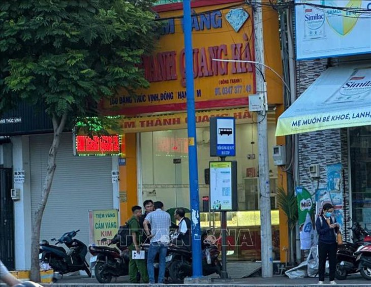 Khẩn trương truy bắt 2 đối tượng cướp tiệm vàng tại huyện Hóc Môn, TP Hồ Chí Minh- Ảnh 1. Khẩn trương truy bắt 2 đối tượng cướp tiệm vàng tại huyện Hóc Môn, TP Hồ Chí Minh- Ảnh 1.