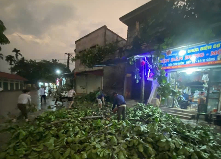 1 người bị thương do cây đổ, 59 nhà dân hư hại vì mưa giông kèm lốc xoáy ở Yên Bái- Ảnh 1. 1 người bị thương do cây đổ, 59 nhà dân hư hại vì mưa giông kèm lốc xoáy ở Yên Bái- Ảnh 1.