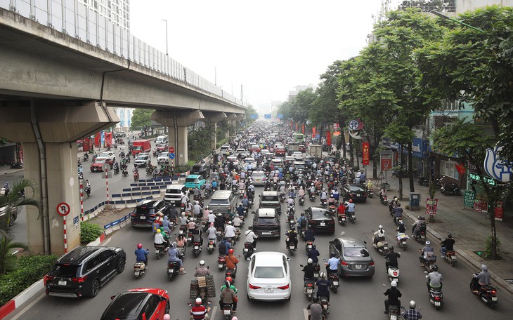 Sau nghỉ lễ, giao thông Hà Nội lại "chật như nêm", xe máy leo vỉa hè tìm lối thoát