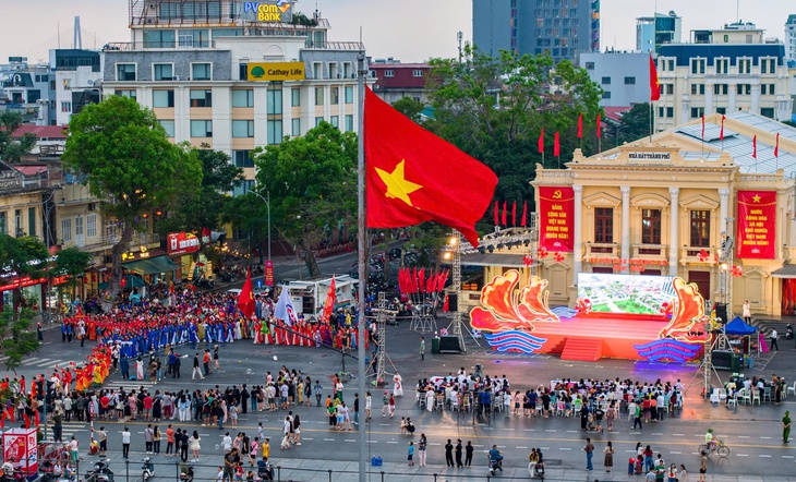 Hàng nghìn người mặc áo dài, cổ phục diễu hành chào mừng 70 năm Ngày Giải phóng Hải Phòng- Ảnh 1. Hàng nghìn người mặc áo dài, cổ phục diễu hành chào mừng 70 năm Ngày Giải phóng Hải Phòng- Ảnh 1.
