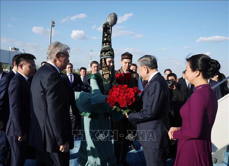 Tổng Bí thư Tô Lâm và Phu nhân bắt đầu thăm cấp Nhà nước Cộng hòa Kazakhstan- Ảnh 2. Tổng Bí thư Tô Lâm và Phu nhân bắt đầu thăm cấp Nhà nước Cộng hòa Kazakhstan- Ảnh 2.