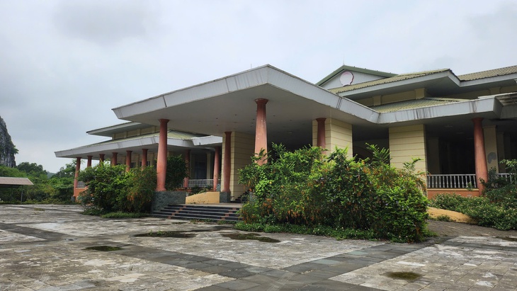 Vì sao Trung tâm Hội nghị hơn 160 tỷ ở Thanh Hóa bị bỏ hoang thành 'phế tích'?- Ảnh 7. Vì sao Trung tâm Hội nghị hơn 160 tỷ ở Thanh Hóa bị bỏ hoang thành 'phế tích'?- Ảnh 7.