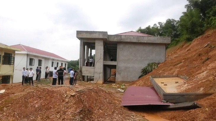 Chậm xây trường sau sạt lở, học sinh gồng mình đến lớp tạm- Ảnh 3. Chậm xây trường sau sạt lở, học sinh gồng mình đến lớp tạm- Ảnh 3.