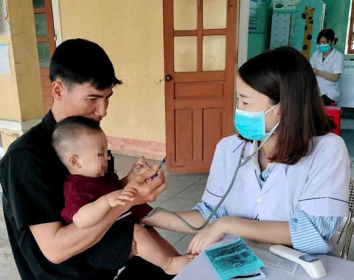 Gần 10.000 trẻ em Hà Tĩnh được tiêm vaccine phòng sởi- Ảnh 1.