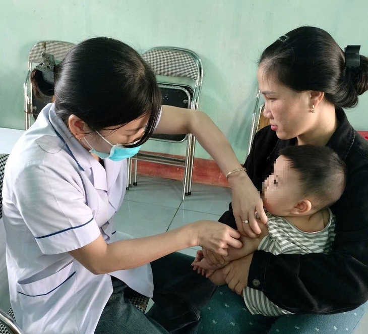 Gần 10.000 trẻ em Hà Tĩnh được tiêm vaccine phòng sởi- Ảnh 2.