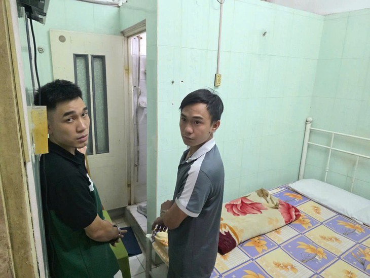 Hà Nội: Hai thanh niên giả làm khách thuê trọ, cướp 16 cây vàng của bà chủ nhà nghỉ 70 tuổi- Ảnh 2. Hà Nội: Hai thanh niên giả làm khách thuê trọ, cướp 16 cây vàng của bà chủ nhà nghỉ 70 tuổi- Ảnh 2.