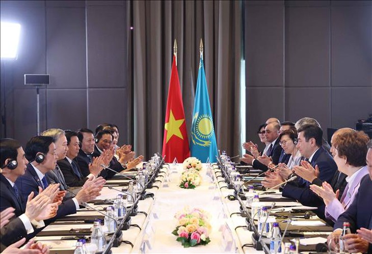 Tổng Bí thư Tô Lâm hội kiến Chủ tịch Hạ viện Kazakhstan, kiêm Chủ tịch Đảng Amanat- Ảnh 1. Tổng Bí thư Tô Lâm hội kiến Chủ tịch Hạ viện Kazakhstan, kiêm Chủ tịch Đảng Amanat- Ảnh 1.